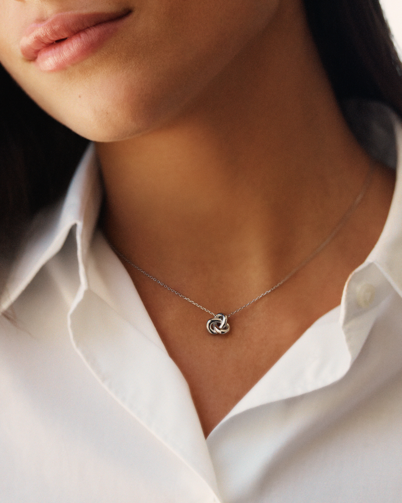Infinity Knot Necklace S Hopeiset kaulakorut Hopea