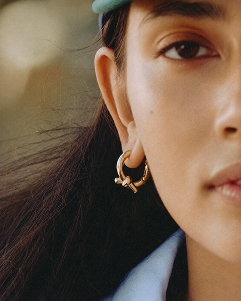 Novel Knot Hoops L Gold earrings Guld